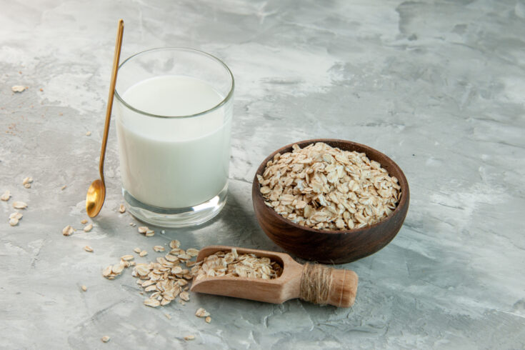 Homemade oat milk in a glass – a silky smooth recipe to eliminate slimy texture. Learn how to make creamy oat milk at home with our step-by-step guide.